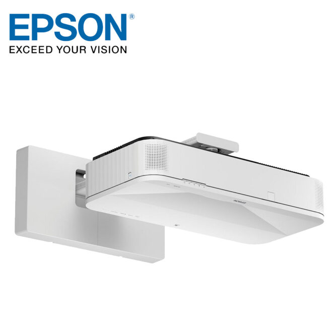 Epson EB 810E 1 Epson EB-810E Super UST 4KE -laserprojektori EB-810E on Epsonin ensimmäinen erittäin lyhyen heijastusetäisyyden 4KE-laserprojektori. Se on suunniteltu yrityskäyttöön, hybridityöskentelyyn ja näyttelyihin. EB-810E heijastaa kirkkaan 4KE-kuvan jopa 160” koossa vain muutaman senttimetrin etäisyydeltä seinästä. Se tarjoaa suuren, edullisen ja energiatehokkaan näyttöratkaisun helpolla ja nopealla asennuksella, ja heijastaa sisällön hämmästyttävän selkeästi.