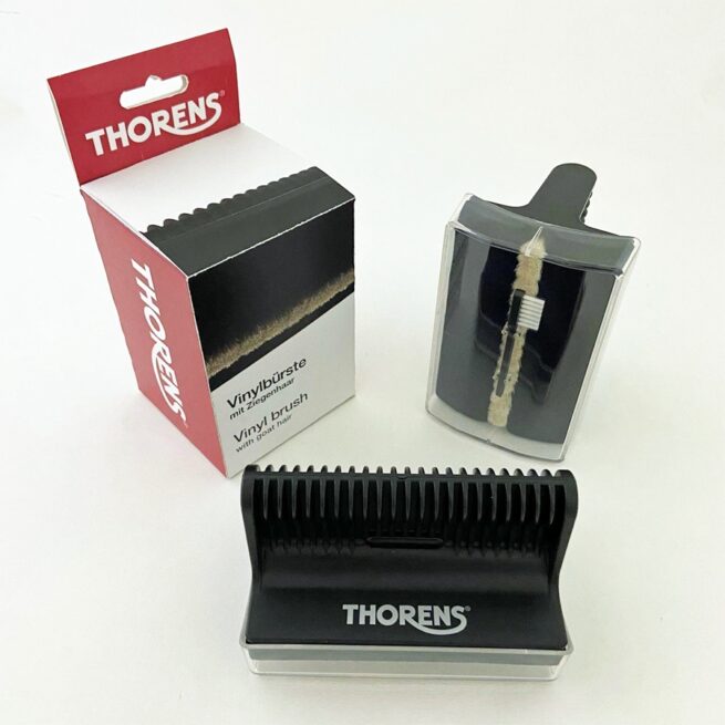 thorens vinyl brush 3 01 Thorens Vinyl brush 3 vinyyliharja Thorens Vinyl brush 3 on vinyyliharja, jossa on vuohenkarvaa ja samettityynyt tehokkaaseen levynpuhdistukseen. Pehmeytensä ansiosta vuohenkarva suojaa vinyylipintaa ja varmistaa optimaalisen hiukkasten imeytymisen. Yhdessä kahden samettityynyn kanssa pöly ja lika poistetaan perusteellisesti ja hellävaraisesti. Ergonominen kahva mahdollistaa mukavan käytön. Mukana pieni harja neulan puhdistamiseen ja akryylisuojus puhtaaseen säilytykseen.
